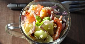 Salată de quinoa cu roșii și castraveți – rețetă simplă și sănătoasă