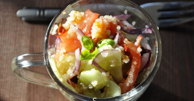 Salată de quinoa cu roșii și castraveți – rețetă simplă și sănătoasă