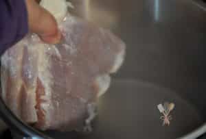 oparim pieptul de porc in apa clocotita