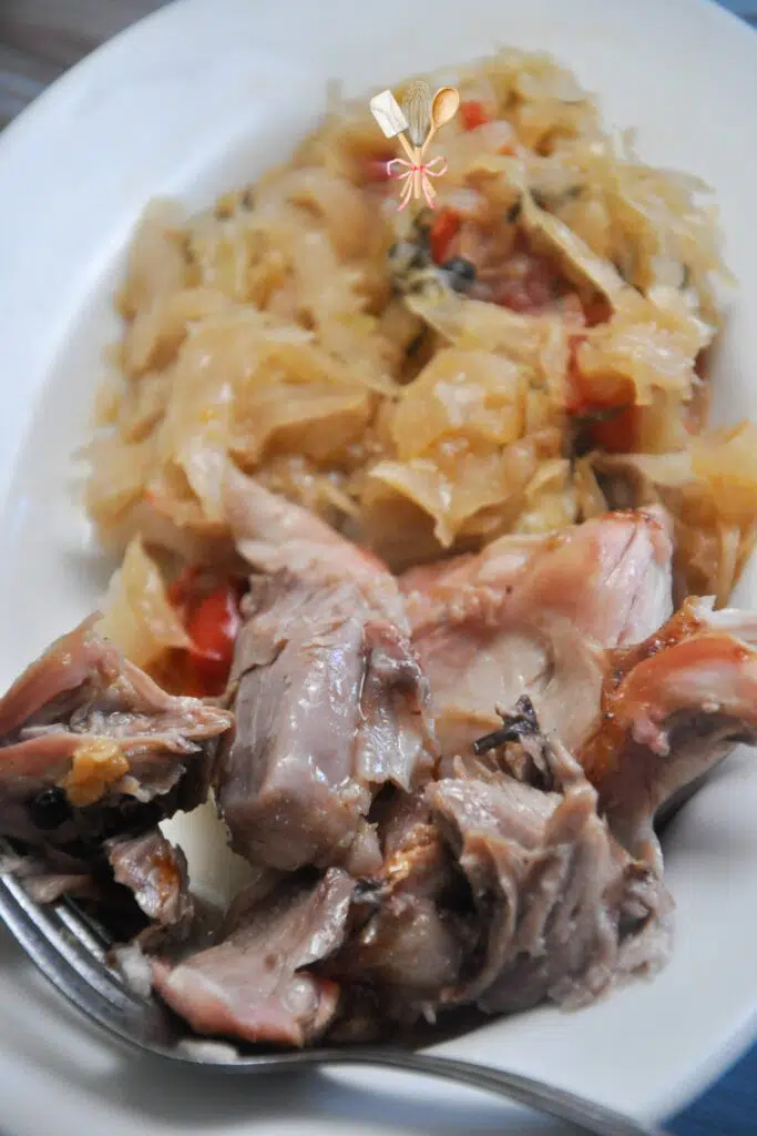 Ciolan la cuptor, rasol de porc gatit cu mirodenii in bere VIDEO 2 ciolan la cuptor in bere cu garnitura de varza