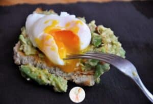 toast cu guacamole si ou