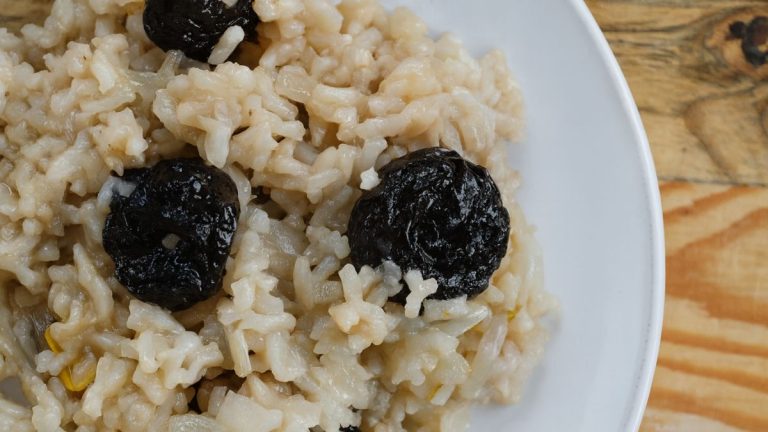Orez cu prune uscate, reteta veche, gustoasa, fara carne VIDEO