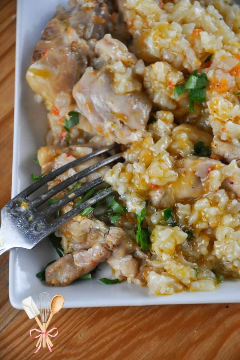 pilaf de orez cu pui servit in farfurie