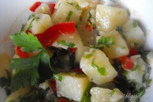 salata de cartofi cu usturoi si patrunjel