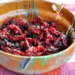 salata de sfecla rosie cu chimen si hrean in bol de ceramica taranesc
