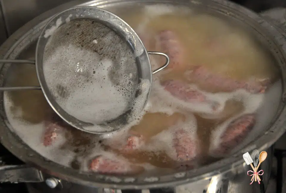 Carne in untura la borcan, garnita sau oala - reteta scrisa si VIDEO 6 curatam spuma din untura cu sita