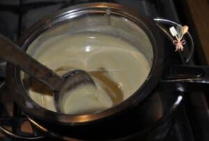 amestec crema de cafea pe foc