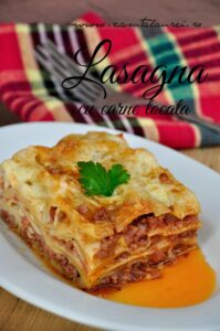 lasagna cu carne tocata si sos Bechamel