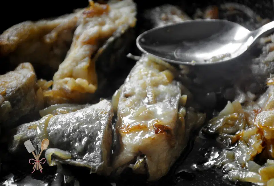 Peste in ceapa, reteta simpla, usor de facut VIDEO 3 peste in ceapa calita – detaliu cu ceapa caramelizata