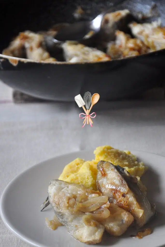 Peste in ceapa, reteta simpla, usor de facut VIDEO 1 peste in ceapa cu mamaliga – reteta traditionala simpla