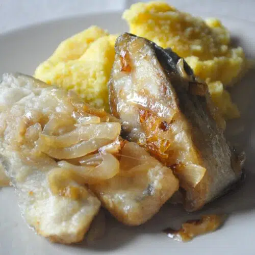 Peste in ceapa, reteta simpla, usor de facut VIDEO 2 peste in ceapa reteta de familie, servire finala