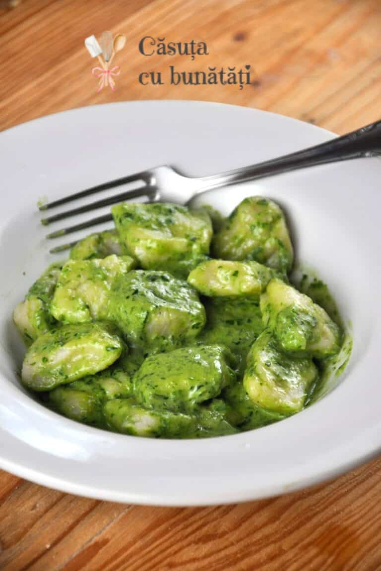 gnocchi de cartofi cu sos crud de spanac cu leurda