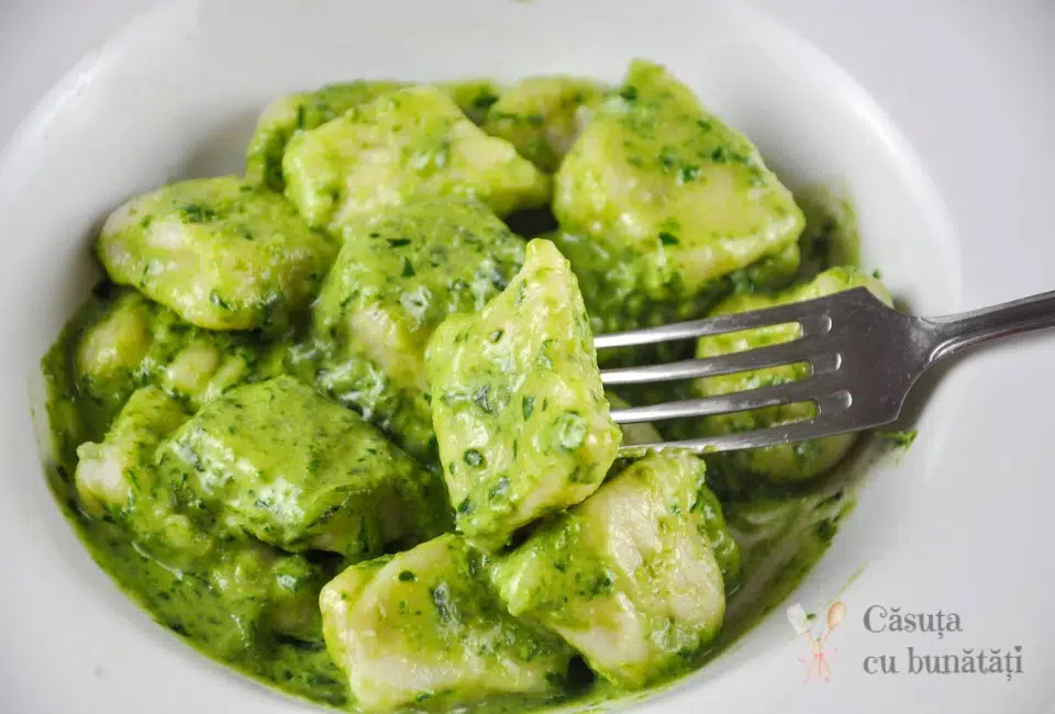 Gnocchi de cartofi - reteta italiana, galuste lejere si usor de facut VIDEO 1 gnocchi-de-cartofi-cu-sos-crud-de-spanac-cu-leurda
