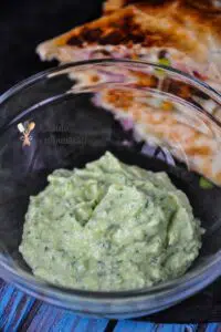 sos de avocado cu smantana si patrunjel servit cu quesadilla