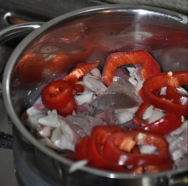 Tocanita de pipote si inimi de pui, reteta simpla si savuroasa VIDEO 3 tocanita de pipote si inimi calim maruntaiele in ceapa si ardei