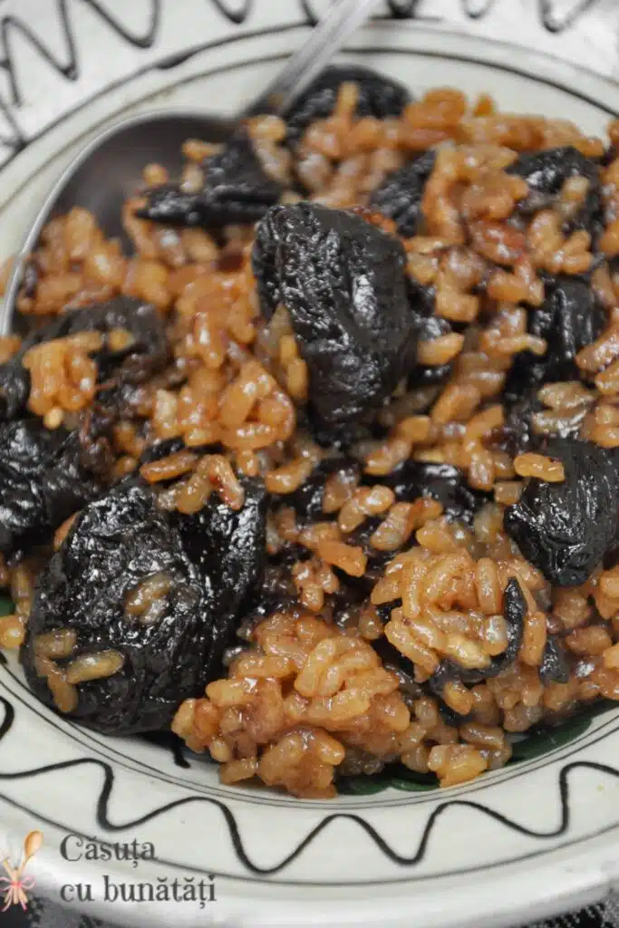 Orez cu prune uscate si zahar ars, desert traditional, foarte aromat VIDEO 1 Orez caramelizat cu prune uscate, desert simplu și tradițional pregătit la cuptor.
