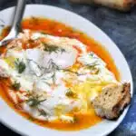 Oua turcesti cu iaurt, traditionalul Cilbir otoman, simpla si delicioasa VIDEO