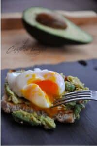 Toast cu avocado si ou posat, usor, rapid, delicios VIDEO