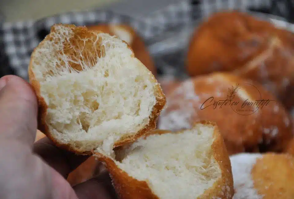 Gogoși pufoase, povestea dulce care se repetă cu drag VIDEO 2 gogosi pufoase simple