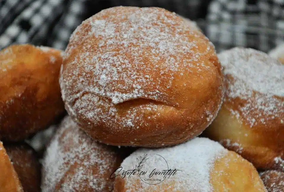 Gogoși pufoase, povestea dulce care se repetă cu drag VIDEO 10 gogosi pufoase