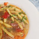 Ciorbă de fasole păstăi cu carne – rețetă tradițională delicioasă