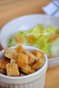 Crutoane de casă din pâine veche – rețetă simplă, la cuptor