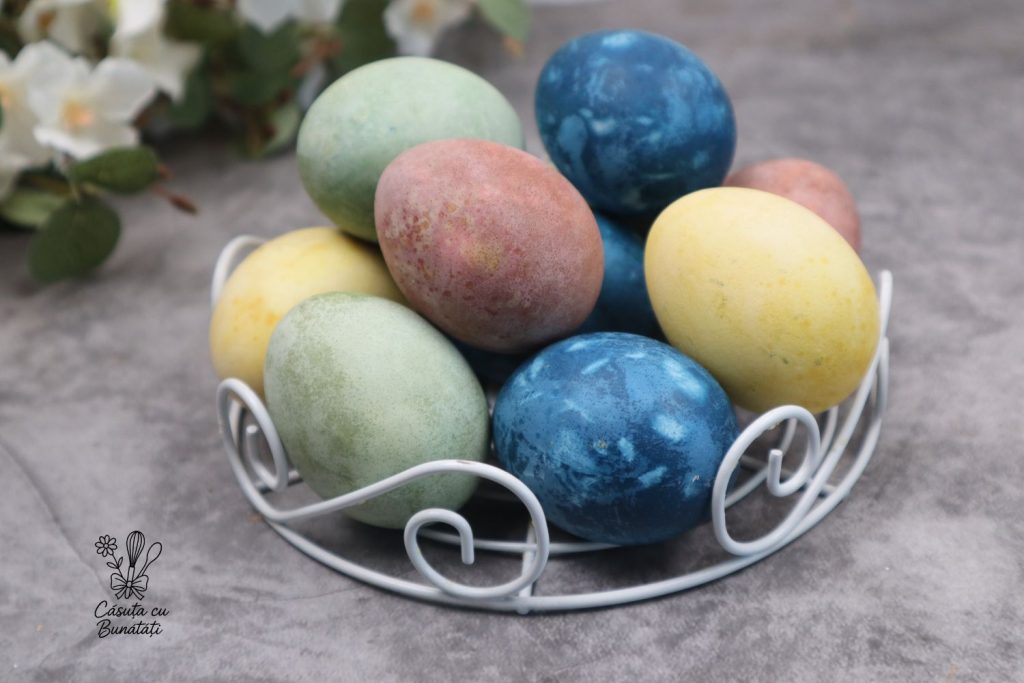 Ouă vopsite natural – 5 culori din ingrediente simple (fără chimicale) 1 ouă vopsite natural