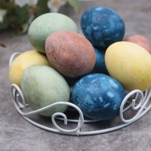 Ouă vopsite natural – 5 culori din ingrediente simple (fără chimicale) 2 oua vopsite in culori naturale