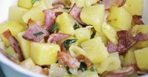 Salată nemțească de cartofi – rețetă simplă și delicioasă