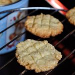 Bolinhas de coco proaspăt scoase din cuptor, răcite pe grătar, prezentare cu cutie decorativă