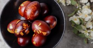 Ouă vopsite în coji de ceapă (metodă naturală, ca la bunica) 2 oua rosii in coji de ceapa