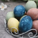 Ouă vopsite natural – 5 culori din ingrediente simple (fără chimicale)