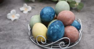 Ouă vopsite natural – 5 culori din ingrediente simple (fără chimicale) 1 oua vopsite in culori naturale coperta