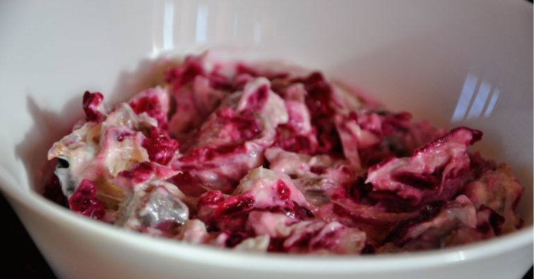 Salată de macrou afumat cu sfeclă – rețetă simplă și gustoasă