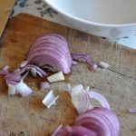 Salată de macrou afumat cu sfeclă – rețetă simplă și gustoasă 2 taiem ceapa rosie solzisori pentru salata de macrou afumat cu sfecla rosie