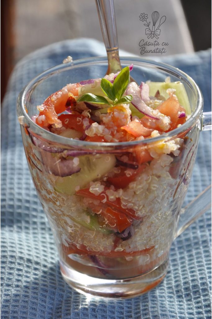 Salată de quinoa cu roșii și castraveți – rețetă simplă și sănătoasă 4 reteta de salata vegana cu quinoa si legume