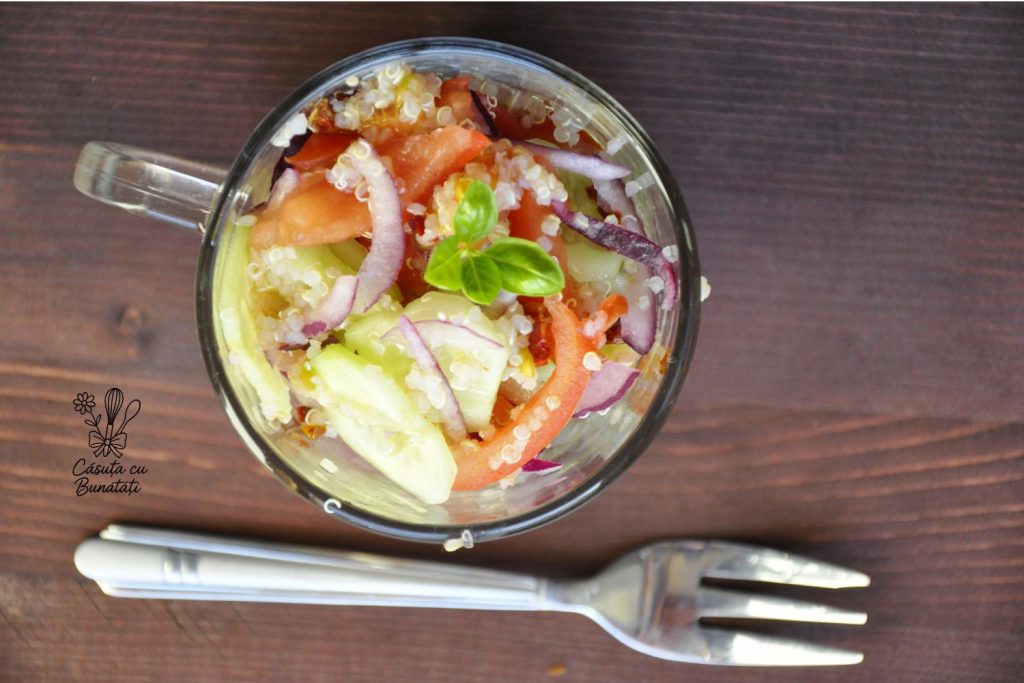 Salată de quinoa cu roșii și castraveți – rețetă simplă și sănătoasă 1 salata de quinoa servita rece cu legume proaspete