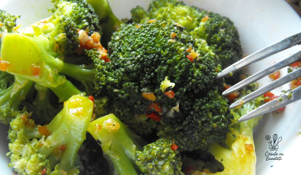 Broccoli cu usturoi si pasta de ardei – simplu, aromat si usor de facut 1 broccoli cu usturoi