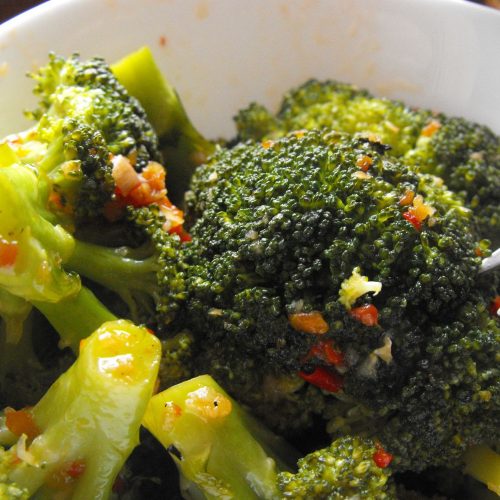 Broccoli cu usturoi si pasta de ardei – simplu, aromat si usor de facut 4 broccoli cu usturoi si pasta de ardei