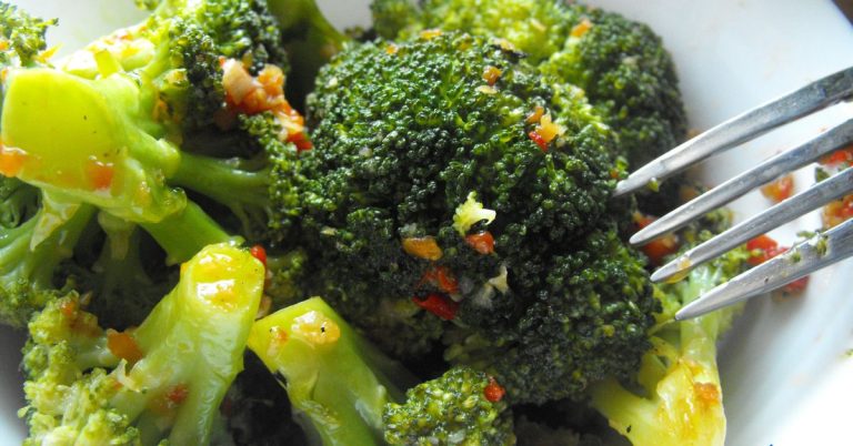 Broccoli cu usturoi si pasta de ardei – simplu, aromat si usor de facut