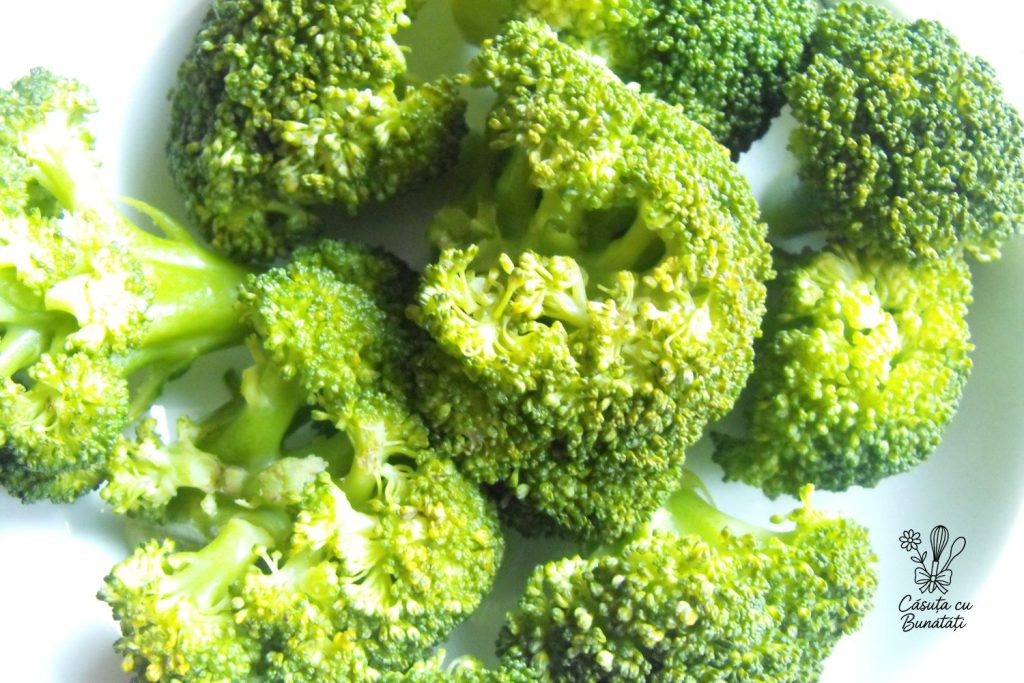 Broccoli cu usturoi si pasta de ardei – simplu, aromat si usor de facut 2 broccoli blansat