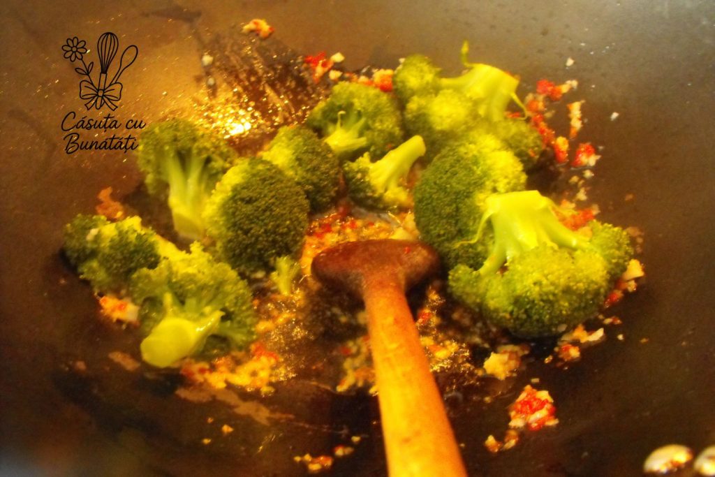 Broccoli cu usturoi si pasta de ardei – simplu, aromat si usor de facut 3 calim broccoli
