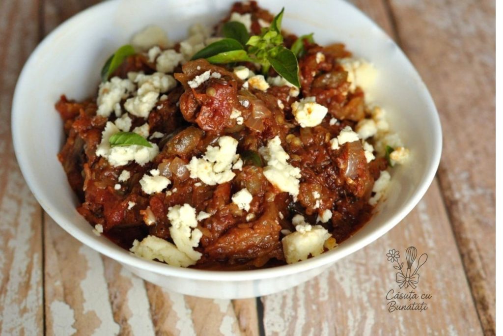 Vinete cu feta și busuioc – rețeta aromată inspirată din bucătăria turcească 4 vinete coapte cu roșii și feta
