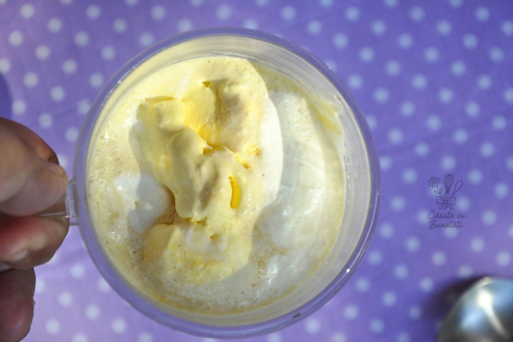 Affogato – desert italian cu înghețată și espresso, gata în 5 minute 4 Affogato decorat cu frișcă și biscuiți amaretti mărunțiți