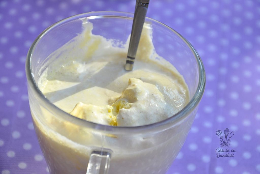 Affogato – desert italian cu înghețată și espresso, gata în 5 minute 1 Affogato cu înghețată de vanilie, espresso și frișcă servit într-un pahar de sticlă