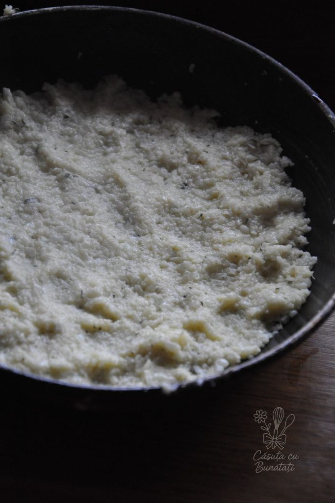 Pizza cu crusta de conopida 4 Compoziția pentru blatul de conopidă întinsă în tigaie