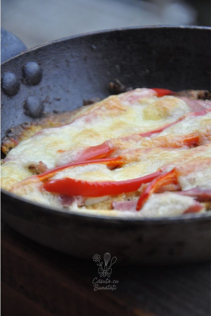 Pizza cu crusta de conopida 6 Blat de conopidă acoperit cu șuncă, legume și mozzarella
