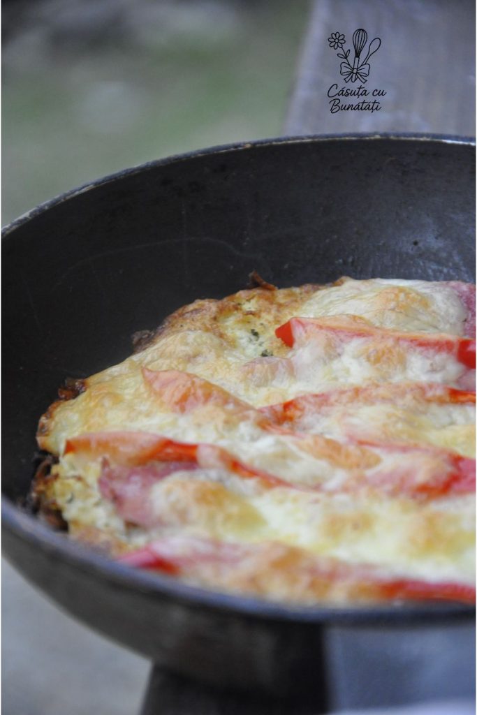 Pizza cu crusta de conopida 8 Pizza cu blat de conopidă coaptă în tigaie