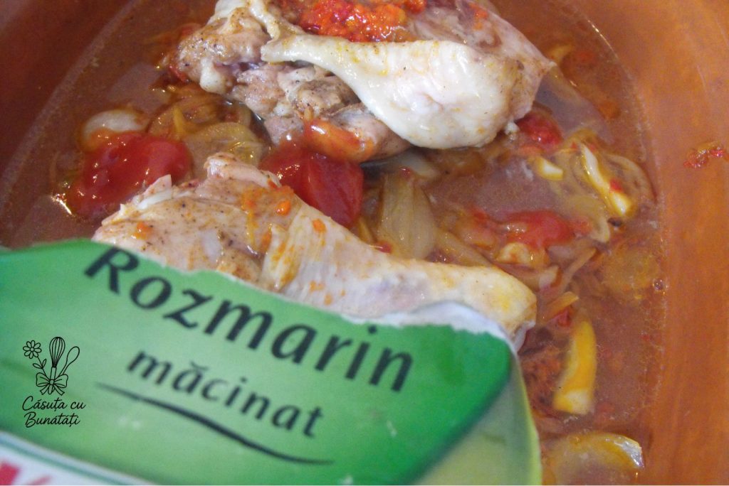 Pui la cuptor în stil provensal 5 pui și legume așezate în vas pentru gătirea la cuptor în stil provensal