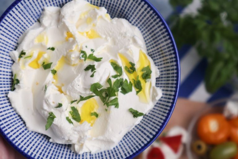 Cremă de brânză din iaurt – rețetă simplă de casă